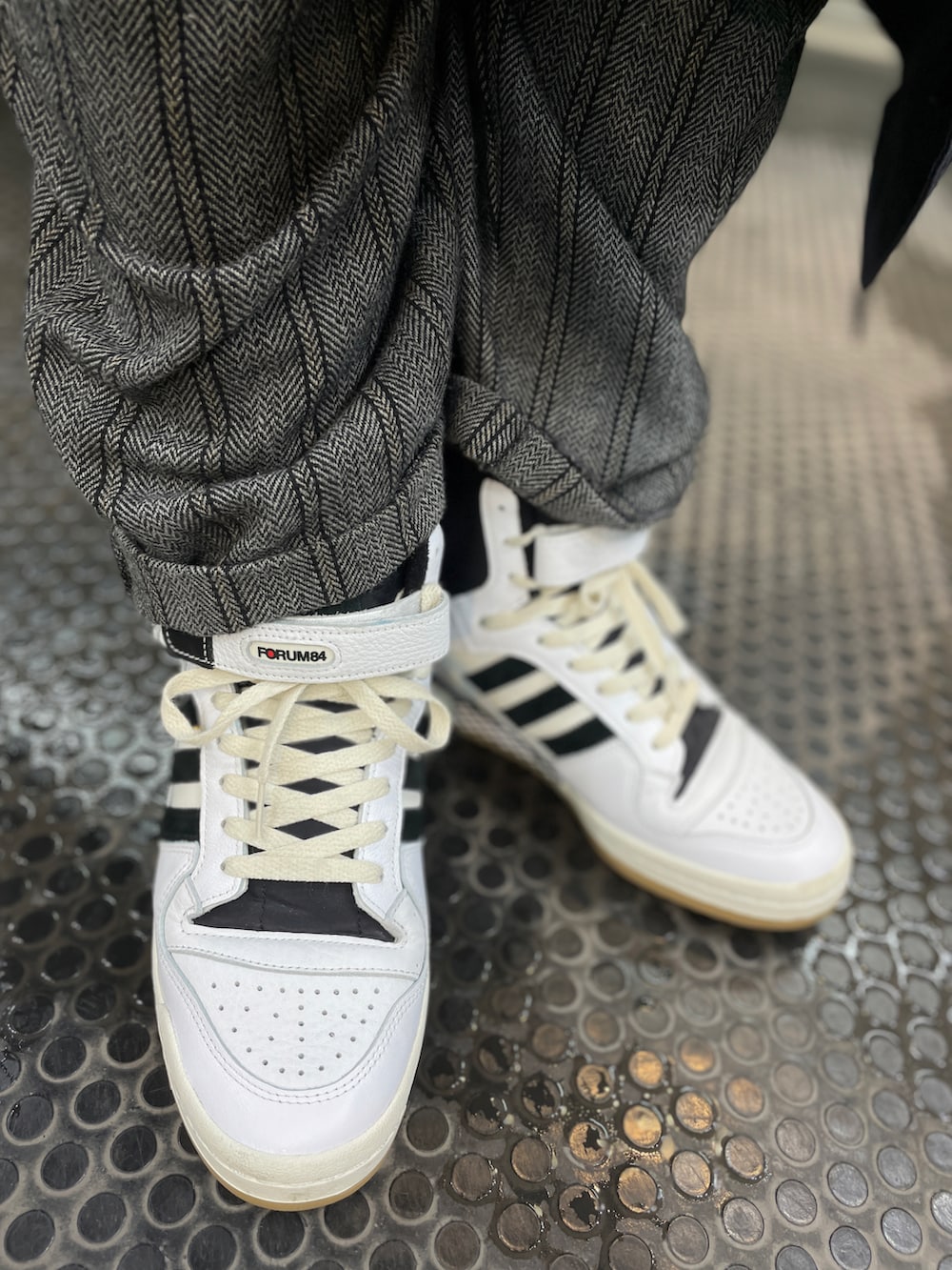 ホワイト系のスニーカー、ブラック系のその他パンツ、ブルー系のステンカラーコートを着用したメンズの冬コーディネートの3枚目の写真