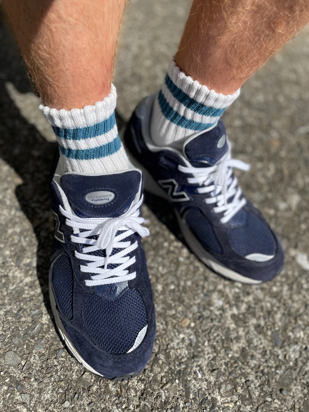 ブルー系のスニーカー、ブルー系のその他パンツ、ホワイト系のTシャツ/カットソーを着用したメンズの秋コーディネートの2枚目の写真