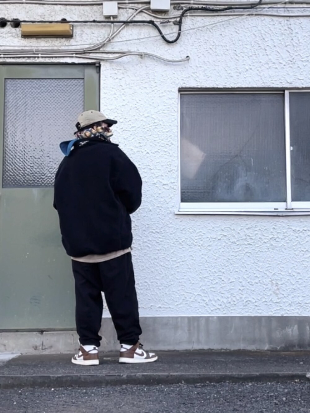 ブラウン系のスニーカー、ブラック系のその他パンツ、グレー系のスウェットを着用したメンズの冬コーディネートの3枚目の写真