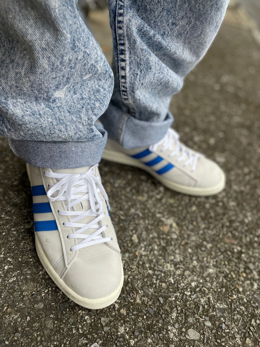 ホワイト系のスニーカー、ブルー系のデニムパンツ、ブルー系のジャケット/アウターを着用したメンズの秋コーディネートの3枚目の写真