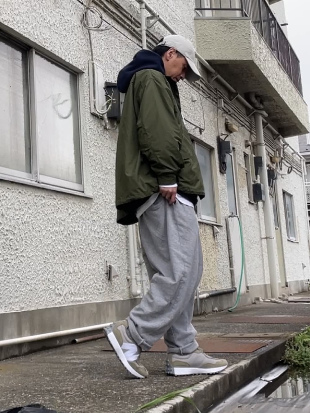 「NEW BALANCEの【別注】 ＜New Balance（ニューバランス）＞ MS327CS1/スニーカー（スニーカー、グリーン系）」を使った、クロ🐑さん（メンズ・168cm）の春コーディネートの2枚目の写真