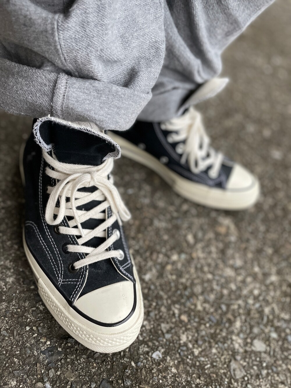 ブラック系のスニーカー、グレー系のその他パンツ、ブルー系のジャケット/アウターを着用したメンズの秋コーディネートの4枚目の写真