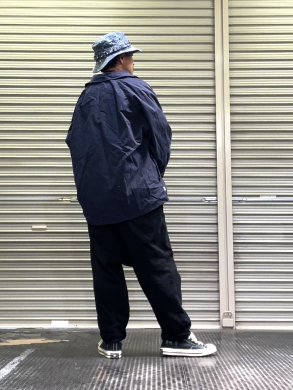 ブラック系のスニーカー、ブラック系のその他パンツ、ブルー系のブルゾンを着用したメンズの秋コーディネートの2枚目の写真