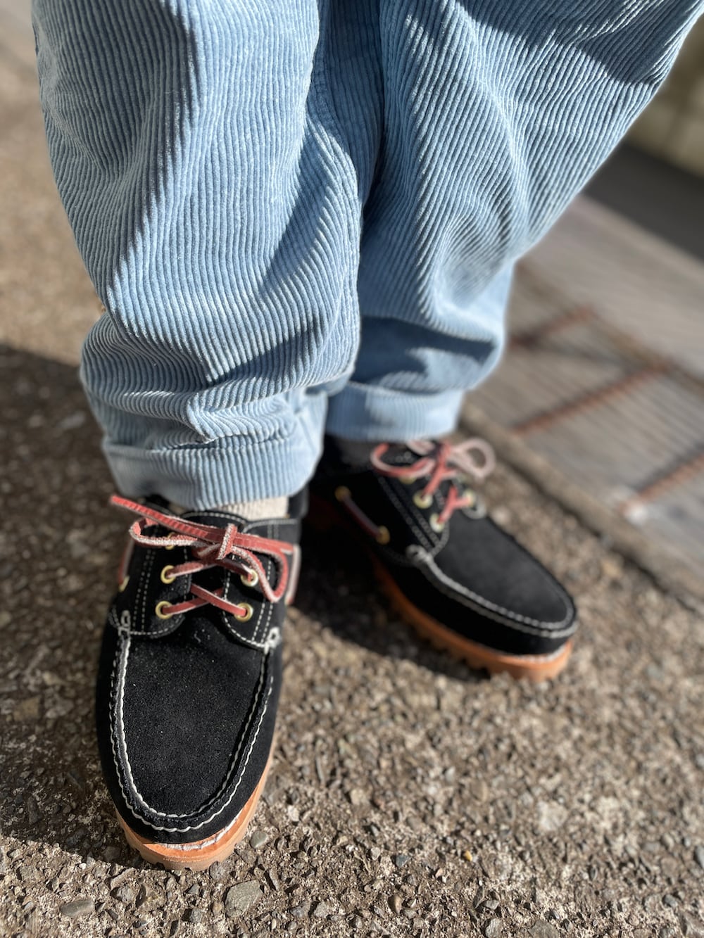 ブラック系のモカシン/デッキシューズ、ブルー系のその他パンツ、ブラック系のパーカーを着用したメンズの冬コーディネートの3枚目の写真