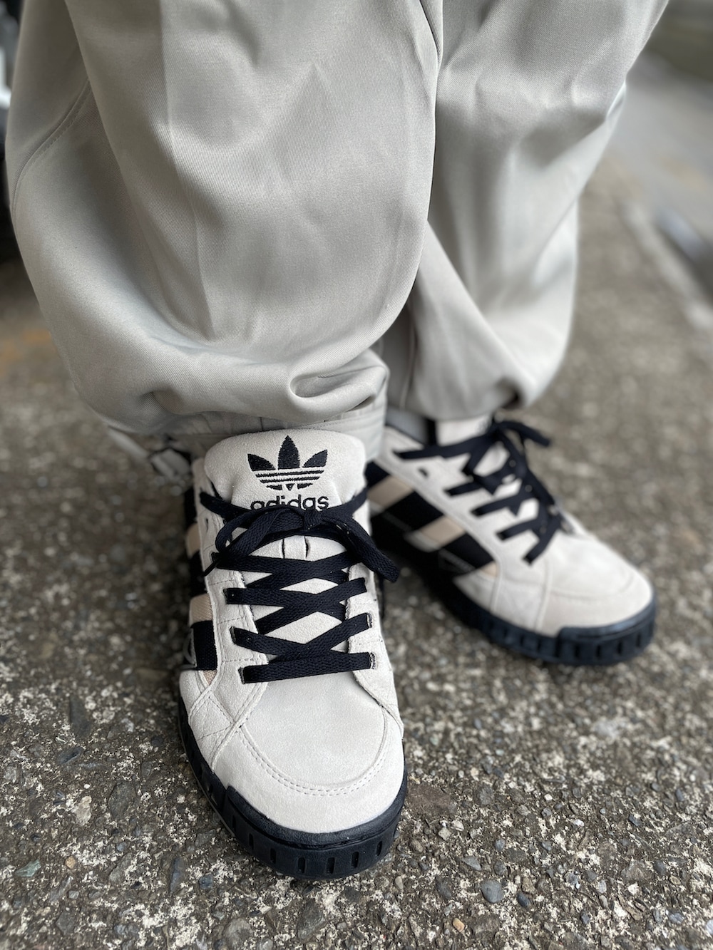 ベージュ系のスニーカー、ベージュ系のその他パンツ、ブルー系のTシャツ/カットソーを着用したメンズの春コーディネートの3枚目の写真