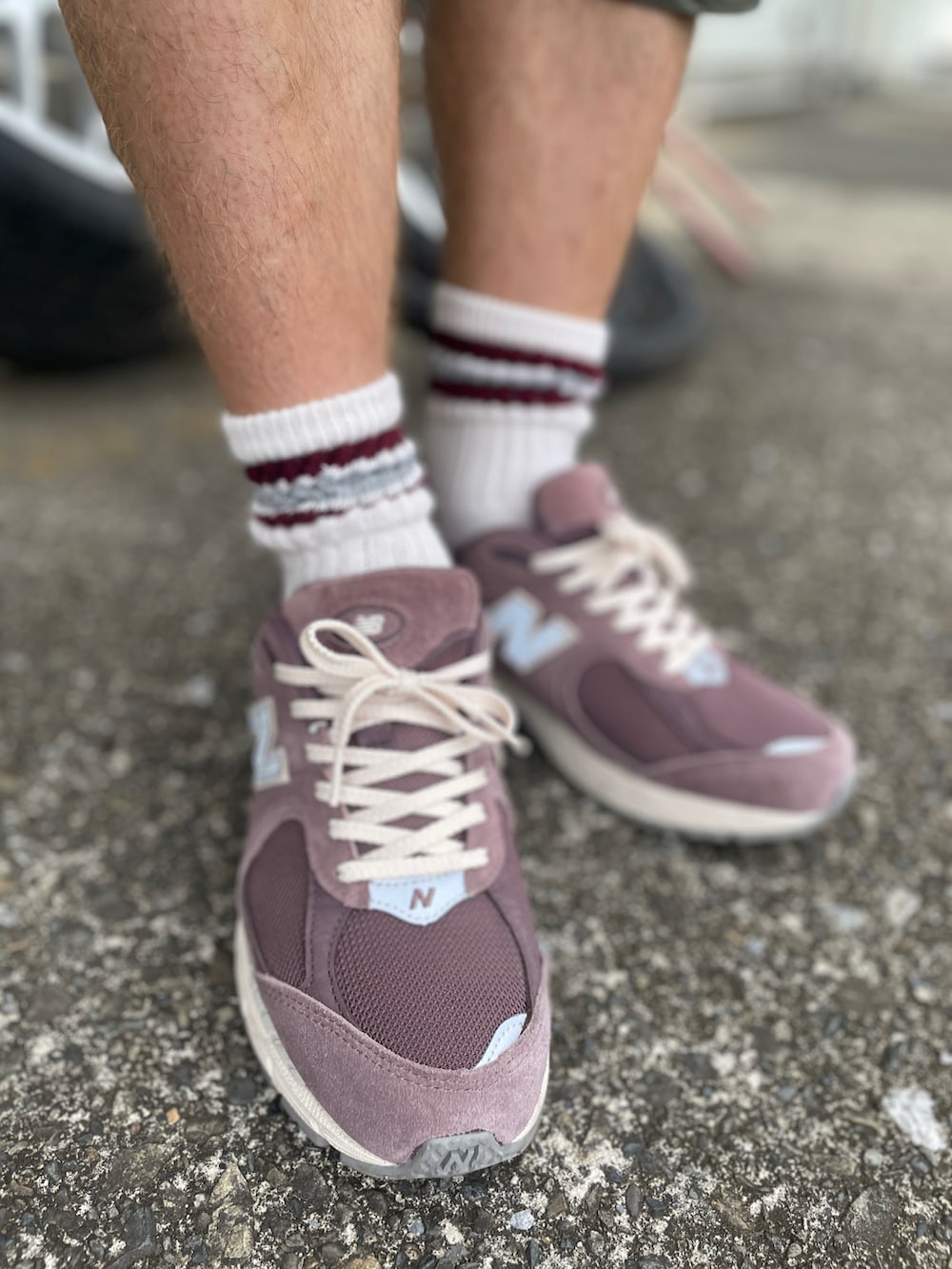 ブラウン系のスニーカー、グリーン系のその他パンツ、ホワイト系のTシャツ/カットソーを着用したメンズの秋コーディネートの3枚目の写真