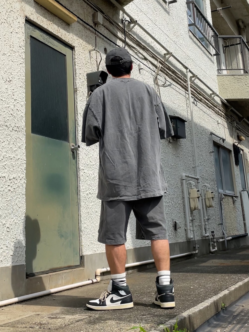 ホワイト系のスニーカー、グレー系のその他パンツ、グレー系のTシャツ/カットソーを着用したメンズの夏コーディネートの2枚目の写真