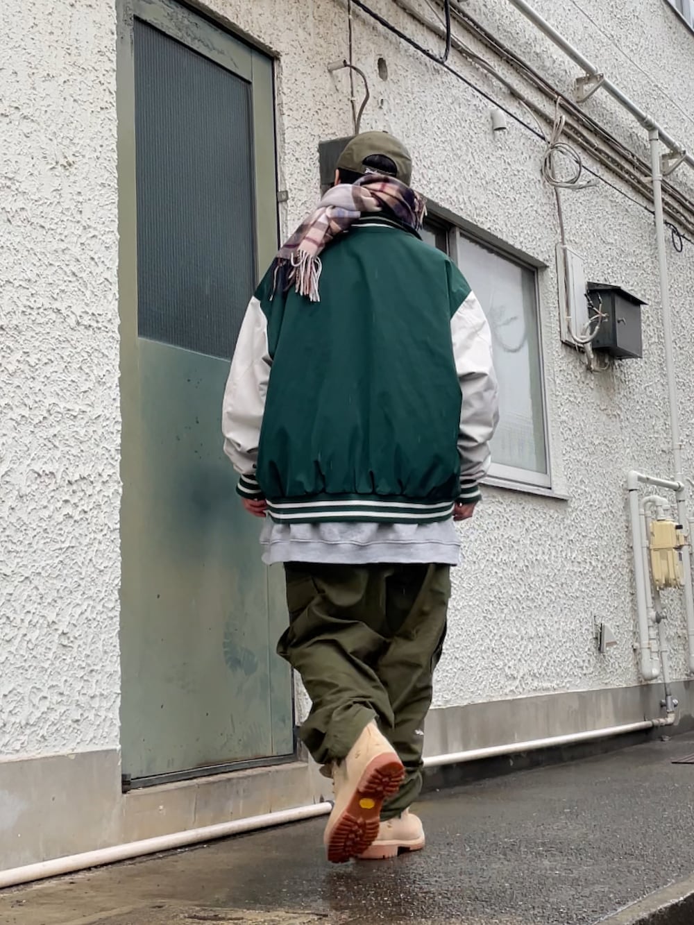 ベージュ系のブーツ、グリーン系のカーゴパンツ、グレー系のスウェットを着用したメンズの春コーディネートの2枚目の写真