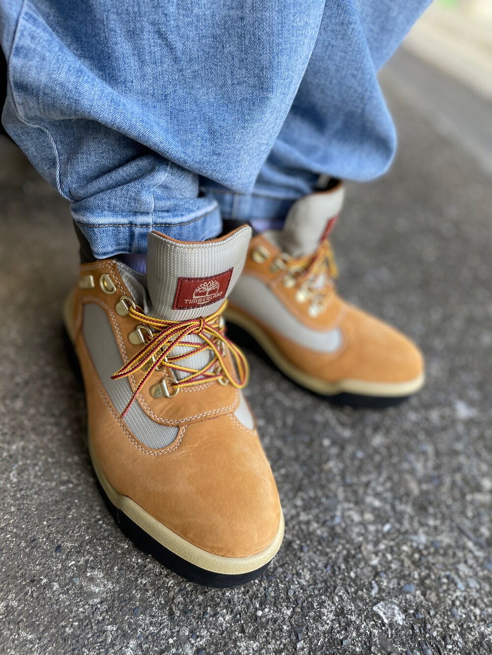 ベージュ系のブーツ、ブルー系のデニムパンツ、ベージュ系のTシャツ/カットソーを着用したメンズの秋コーディネートの3枚目の写真