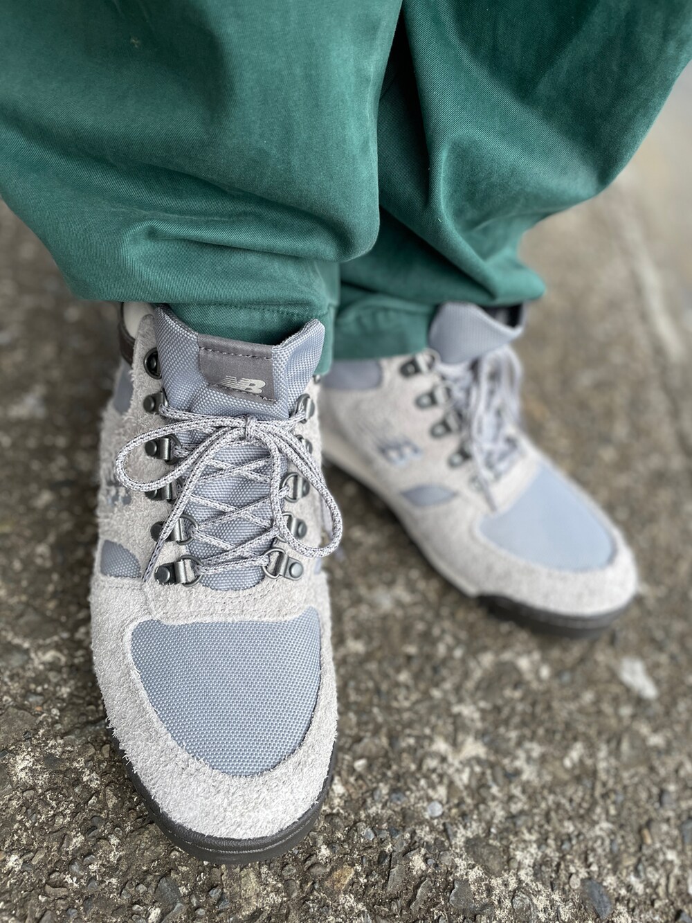 グレー系のブーツ、グリーン系のその他パンツ、グレー系のスウェットを着用したメンズの春コーディネートの3枚目の写真