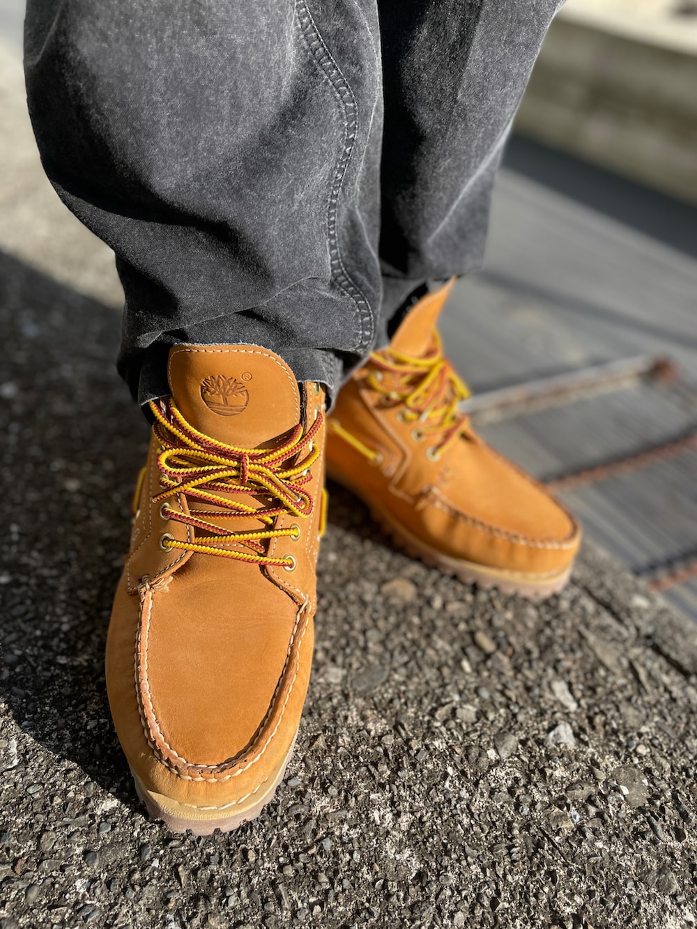 イエロー系のブーツ、グレー系のその他パンツ、ブラック系のトップスを着用したメンズの冬コーディネートの3枚目の写真