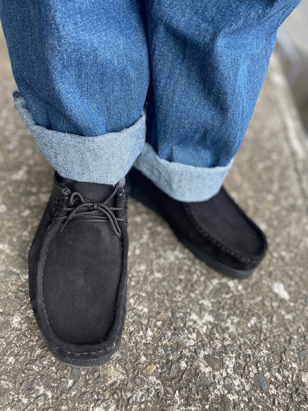 ブラック系のモカシン/デッキシューズ、ブルー系のデニムパンツ、グリーン系のスウェットを着用したメンズの春コーディネートの3枚目の写真