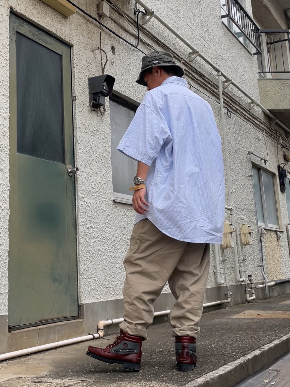 ブラウン系のブーツ、ベージュ系のチノパンツ、ブルー系のシャツ/ブラウスを着用したメンズの夏コーディネートの2枚目の写真