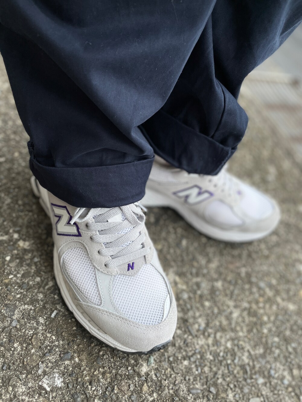 グレー系のスニーカー、ブルー系のその他パンツ、グレー系のTシャツ/カットソーを着用したメンズの秋コーディネートの3枚目の写真