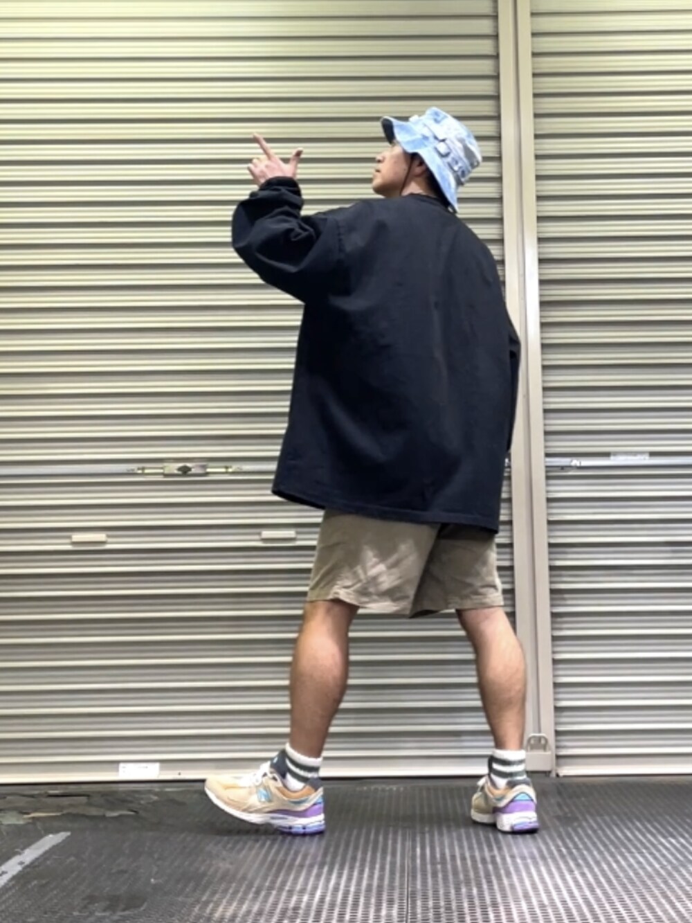 ベージュ系のスニーカー、ブラック系のTシャツ/カットソー、ブルー系のハットを着用したメンズの春コーディネートの3枚目の写真