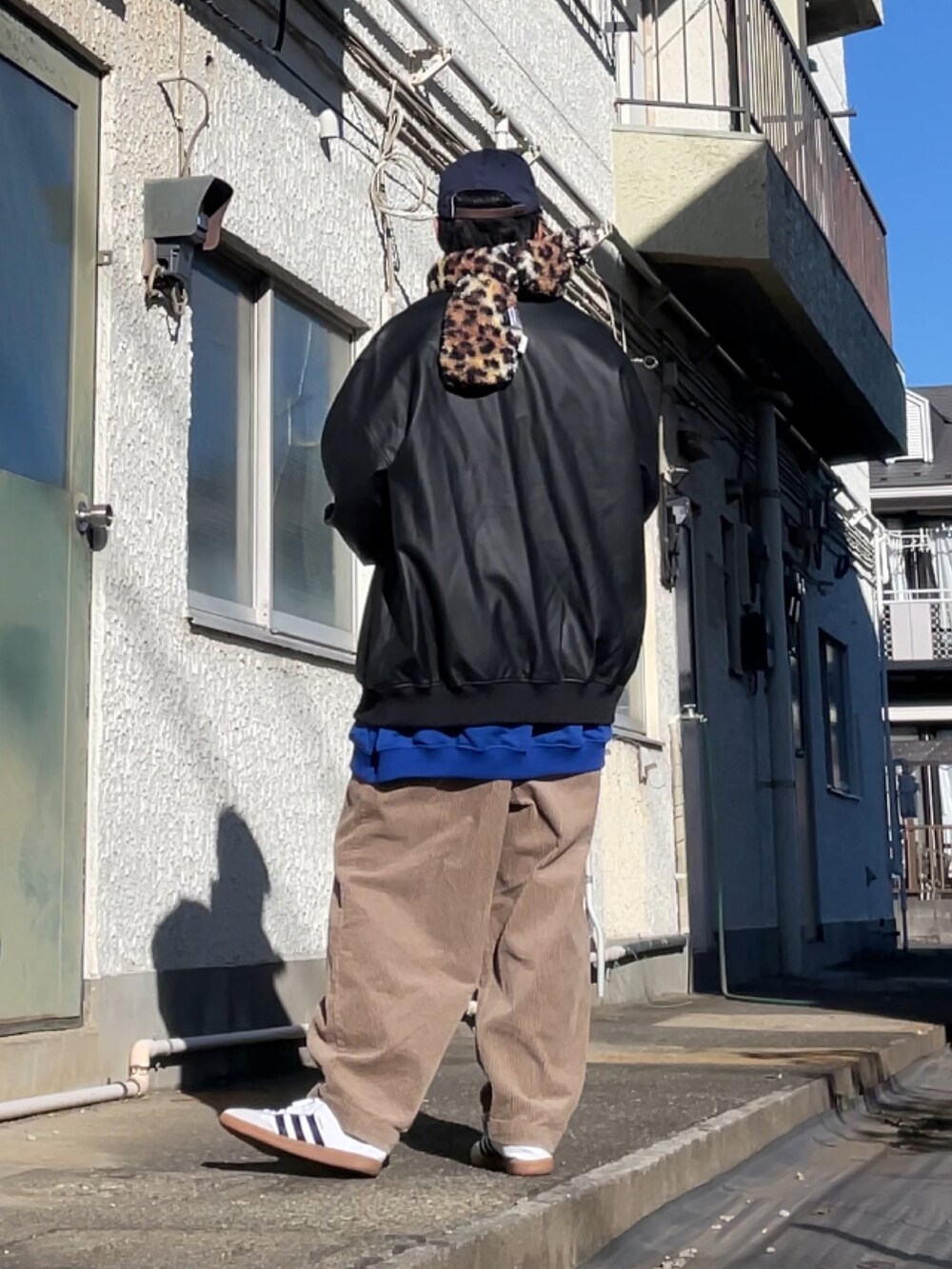 ホワイト系のスニーカー、ベージュ系のその他パンツ、ブルー系のスウェットを着用したメンズの冬コーディネートの2枚目の写真