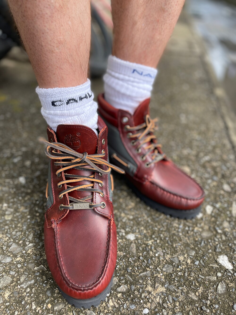 ホワイト系のその他パンツ、グレー系のTシャツ/カットソー、ブラウン系のブーツを着用したメンズの夏コーディネートの3枚目の写真