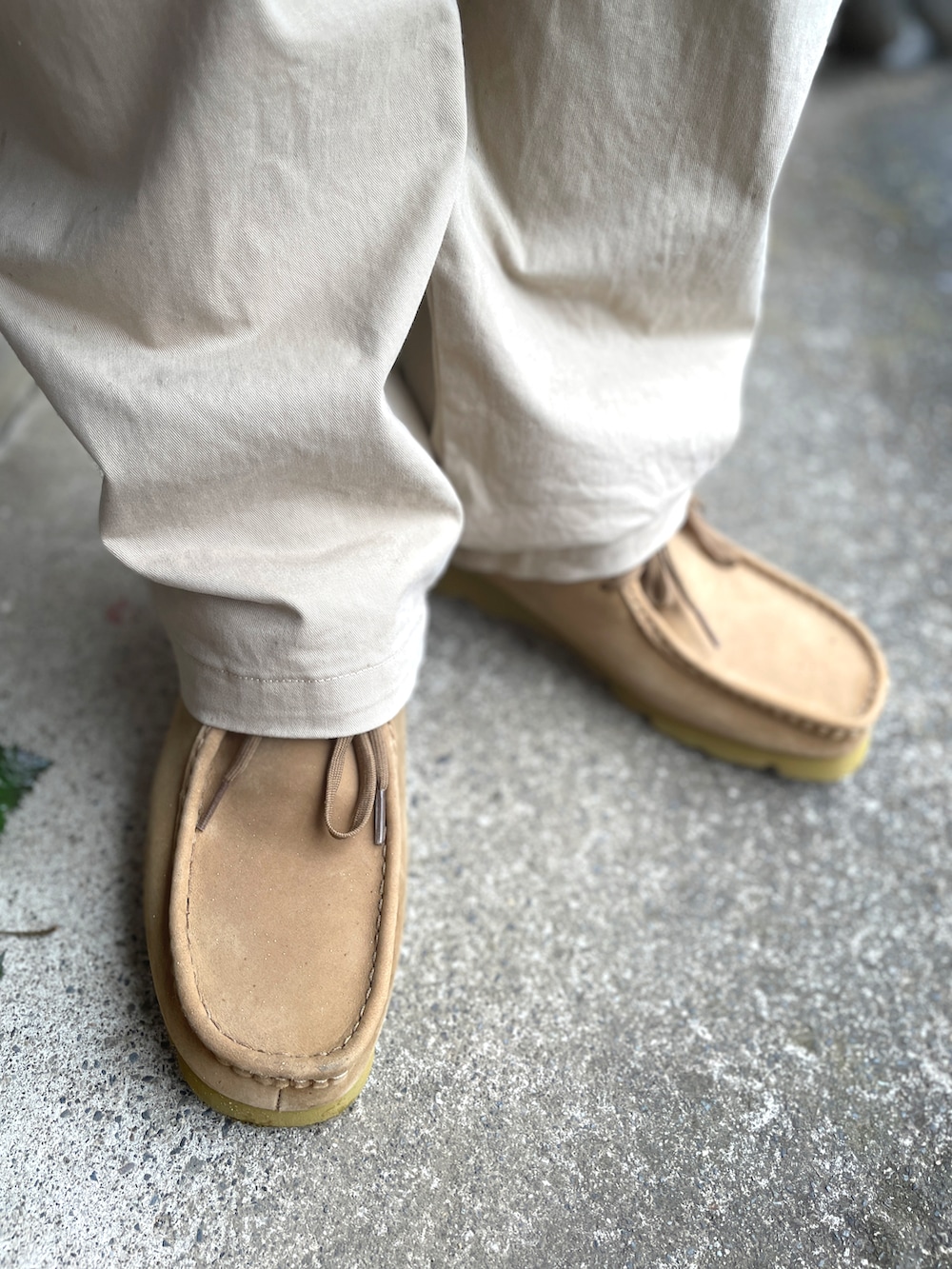 ベージュ系のチノパンツ、ブルー系のTシャツ/カットソー、その他のシャツ/ブラウスを着用したメンズの春コーディネートの3枚目の写真