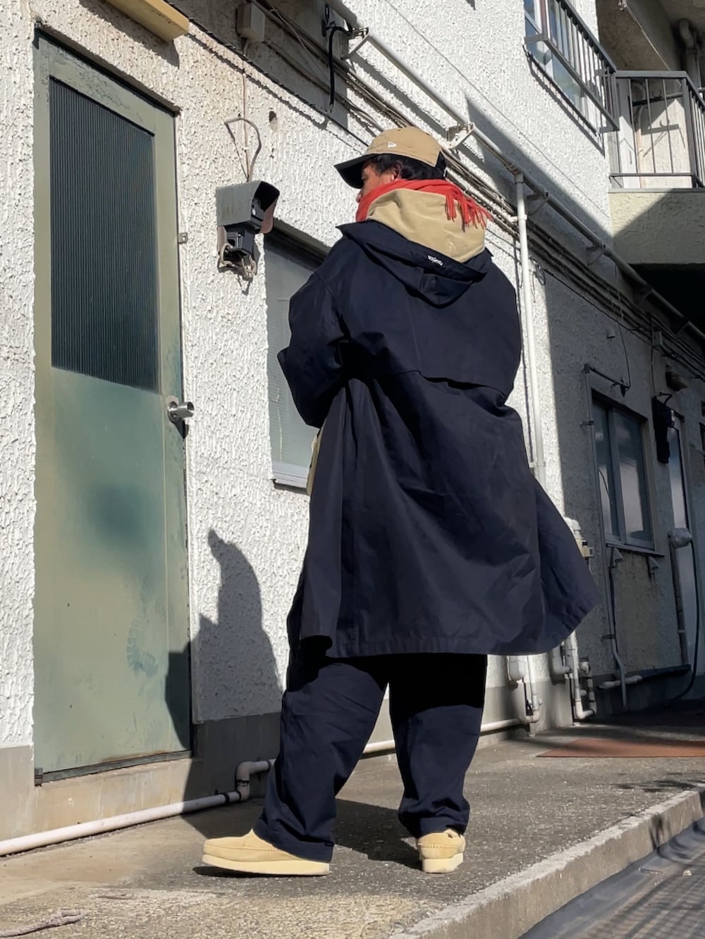 ベージュ系のモカシン/デッキシューズ、ブルー系のカーゴパンツ、グリーン系のパーカーを着用したメンズの春コーディネートの2枚目の写真