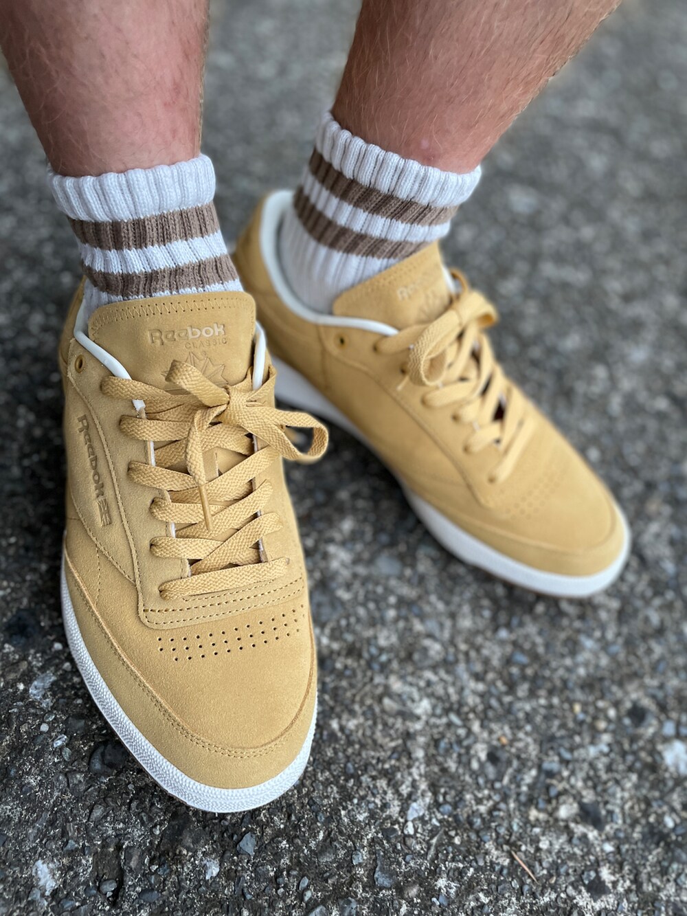 ベージュ系のスニーカー、グリーン系のカーゴパンツ、ホワイト系のTシャツ/カットソーを着用したメンズの秋コーディネートの2枚目の写真