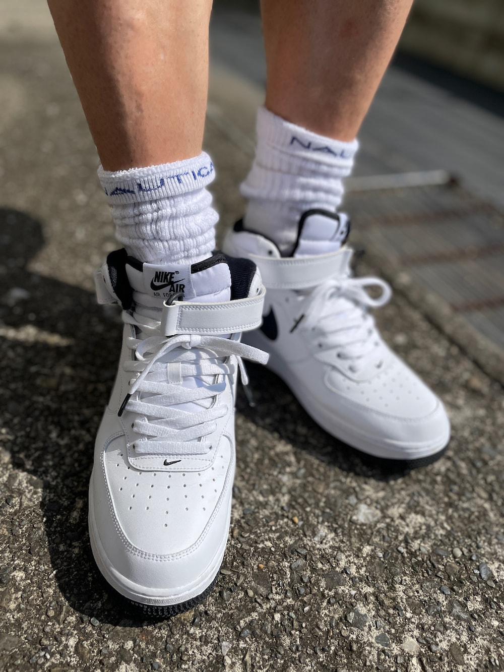 ブルー系のTシャツ/カットソー、ベージュ系のチノパンツ、ホワイト系のスニーカーを着用したメンズの夏コーディネートの3枚目の写真