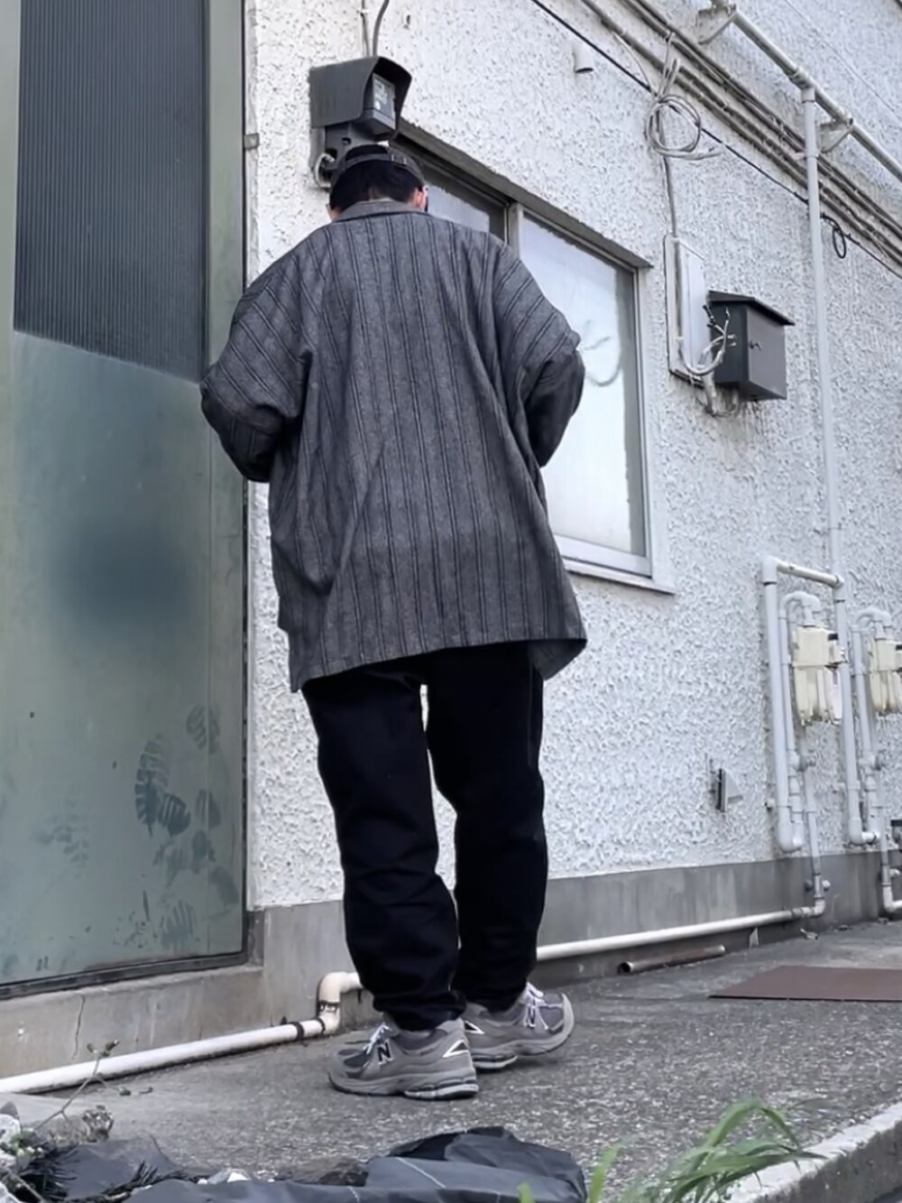 グレー系のスニーカー、ブラック系のその他パンツ、その他のTシャツ/カットソーを着用したメンズの春コーディネートの2枚目の写真