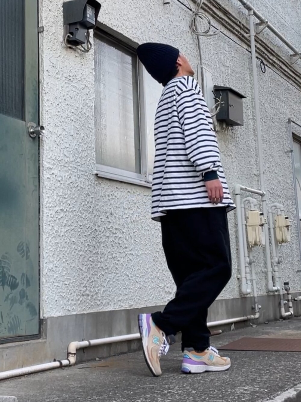 ベージュ系のスニーカー、ブラック系のその他パンツ、ブルー系のTシャツ/カットソーを着用したメンズの春コーディネートの2枚目の写真