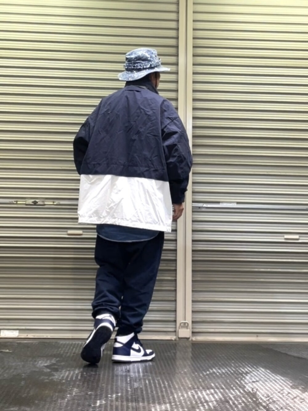 ブルー系のスニーカー、ブルー系のスウェットパンツ、その他のブルゾンを着用したメンズの冬コーディネートの4枚目の写真