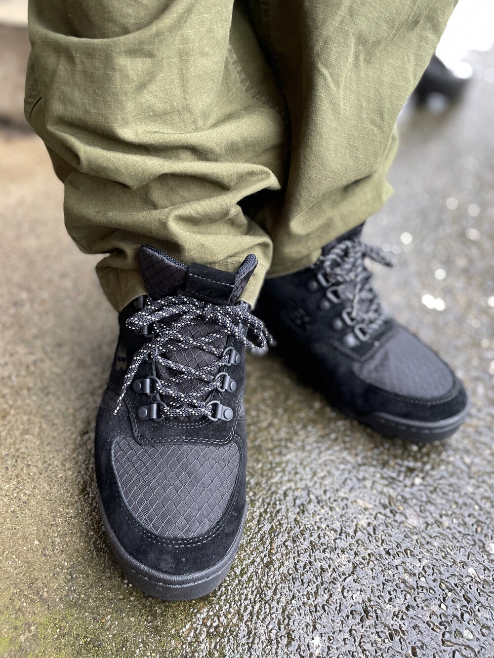 ブラック系のスニーカー、グリーン系のカーゴパンツ、ブラック系のTシャツ/カットソーを着用したメンズの夏コーディネートの3枚目の写真