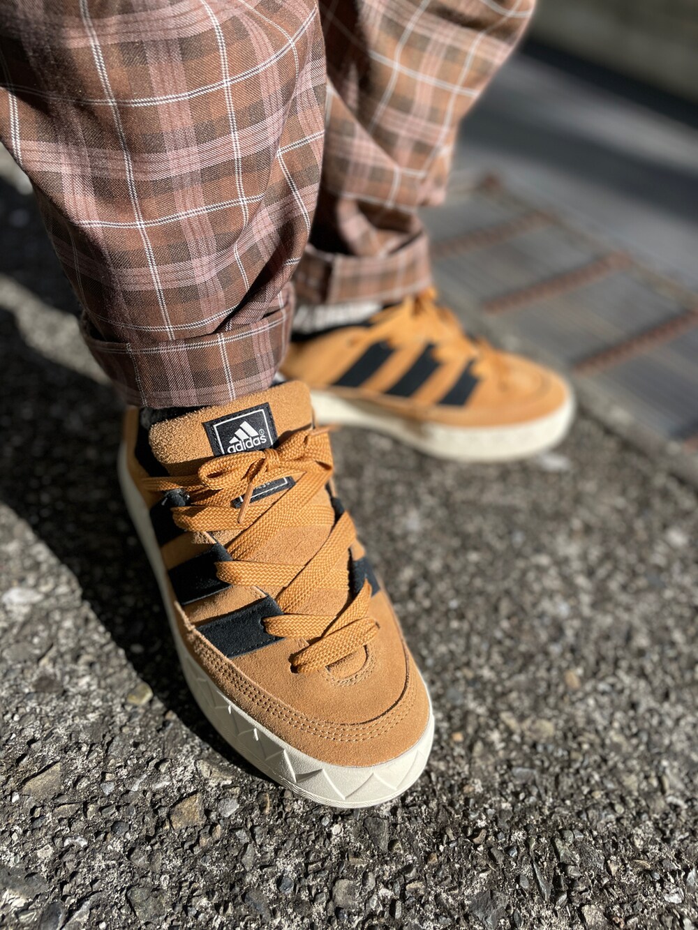 ブラウン系のスニーカー、ブラウン系のその他パンツ、ブルー系のトップスを着用したメンズの秋コーディネートの3枚目の写真