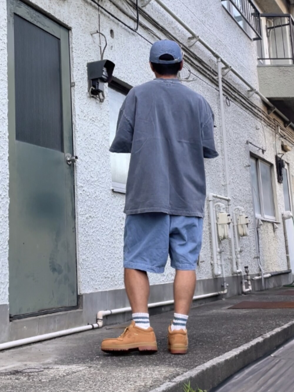 グリーン系のブーツ、ブルー系のその他パンツ、ブルー系のTシャツ/カットソーを着用したメンズの夏コーディネートの2枚目の写真