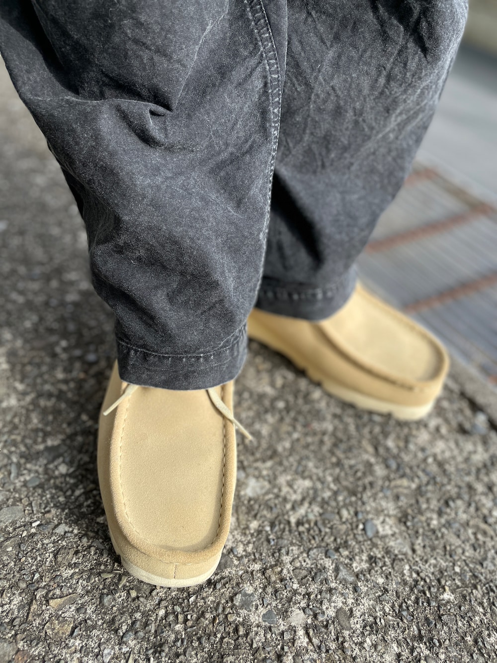 ブラック系のMA-1、ベージュ系のモカシン/デッキシューズ、グレー系のその他パンツを着用したメンズの冬コーディネートの3枚目の写真