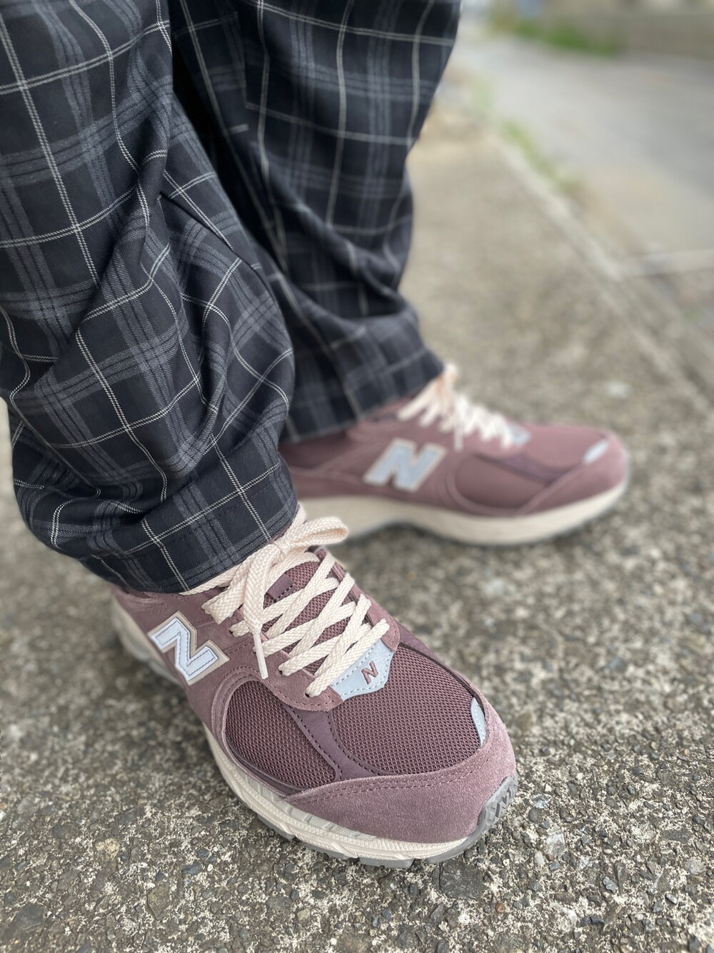 ブラウン系のスニーカー、グレー系のその他パンツ、レッド系のスウェットを着用したメンズの春コーディネートの4枚目の写真