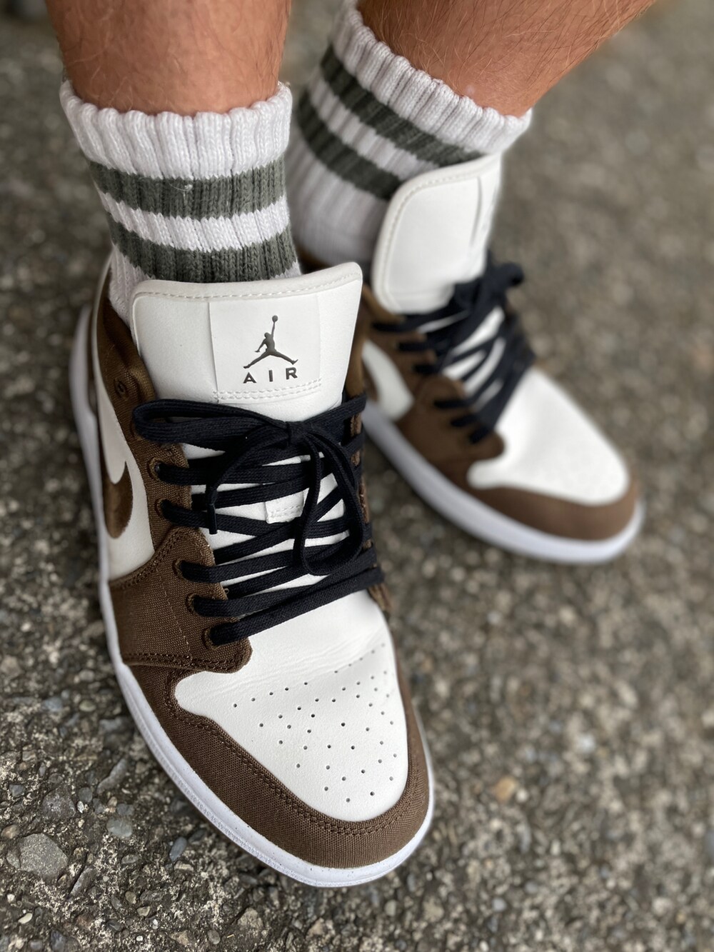 ブラウン系のスニーカー、グリーン系のカーゴパンツ、ホワイト系のTシャツ/カットソーを着用したメンズの秋コーディネートの3枚目の写真