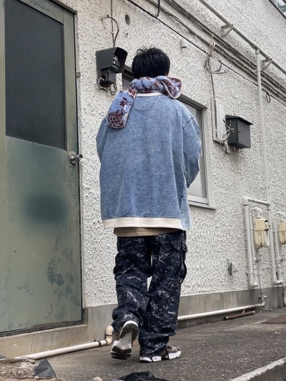 グレー系のスニーカー、ブルー系のその他パンツ、ブルー系のトップスを着用したメンズの冬コーディネートの2枚目の写真