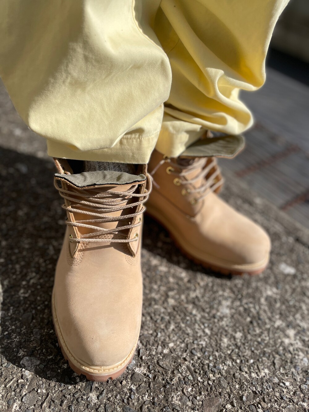 ベージュ系のブーツ、イエロー系のその他パンツ、ブルー系のテーラードジャケットを着用したメンズの春コーディネートの3枚目の写真