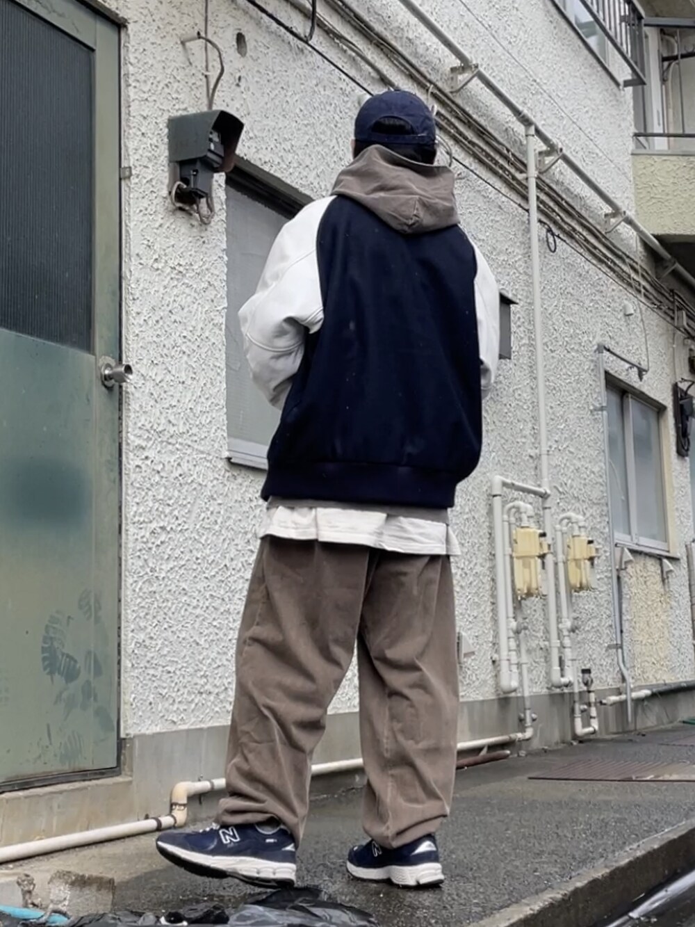 ブルー系のスニーカー、ブラウン系のその他パンツ、ブラウン系のパーカーを着用したメンズの秋コーディネートの2枚目の写真
