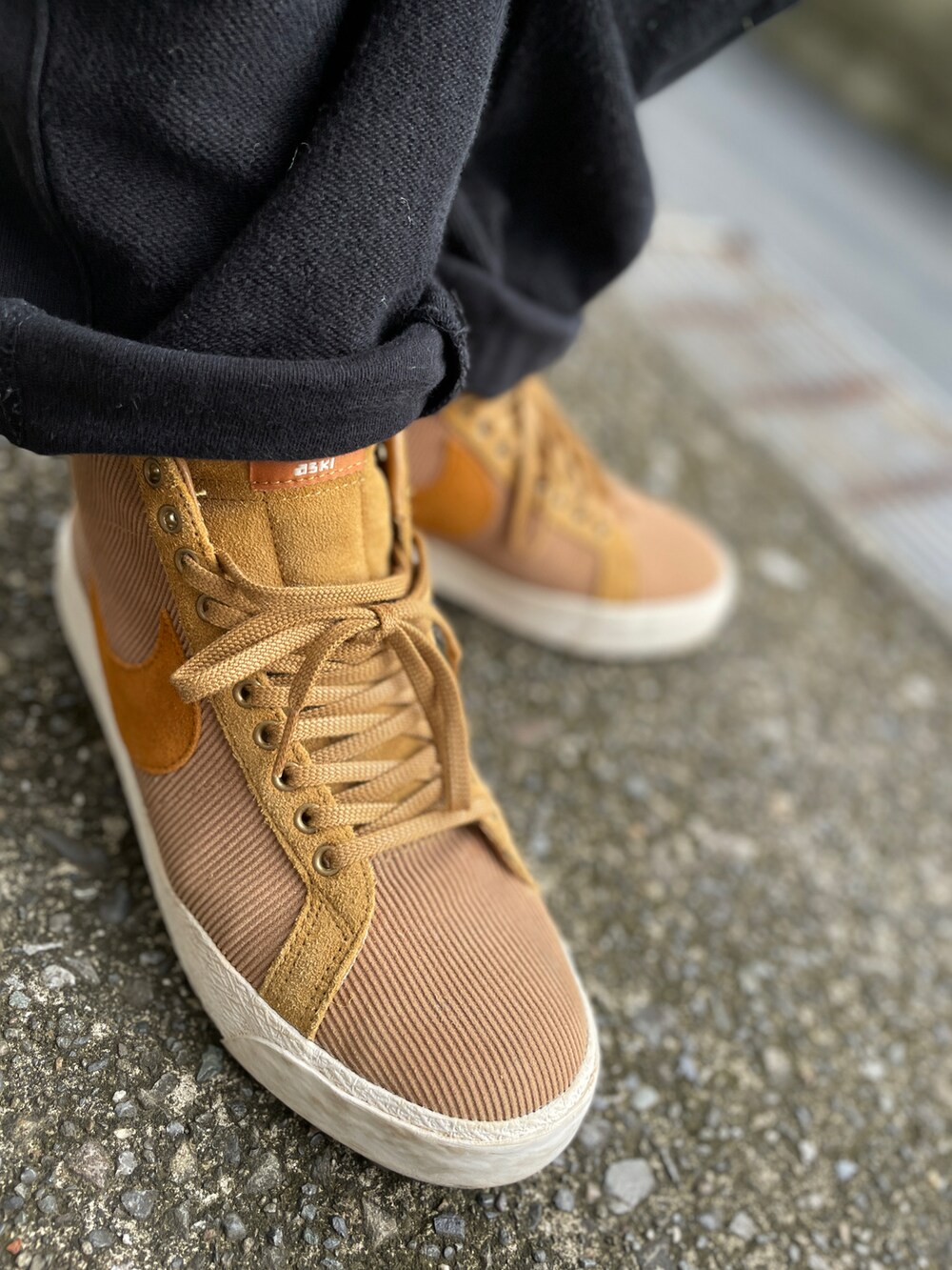 ブラウン系のスニーカー、ブラック系のその他パンツ、ホワイト系のTシャツ/カットソーを着用したメンズの秋コーディネートの4枚目の写真