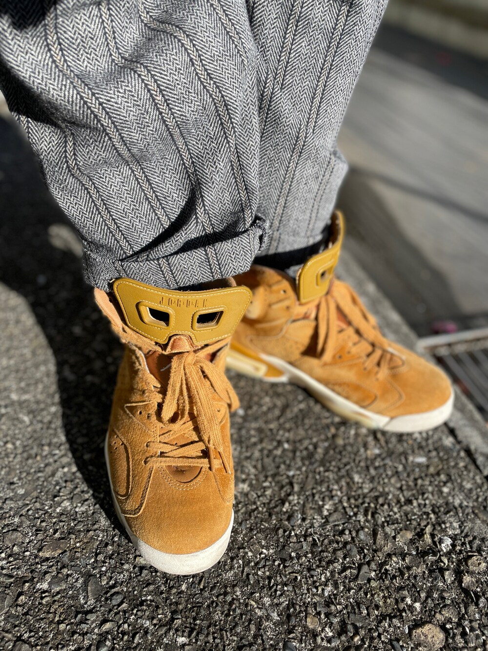 ブラウン系のスニーカー、ブラック系のその他パンツ、ベージュ系のスウェットを着用したメンズの冬コーディネートの3枚目の写真