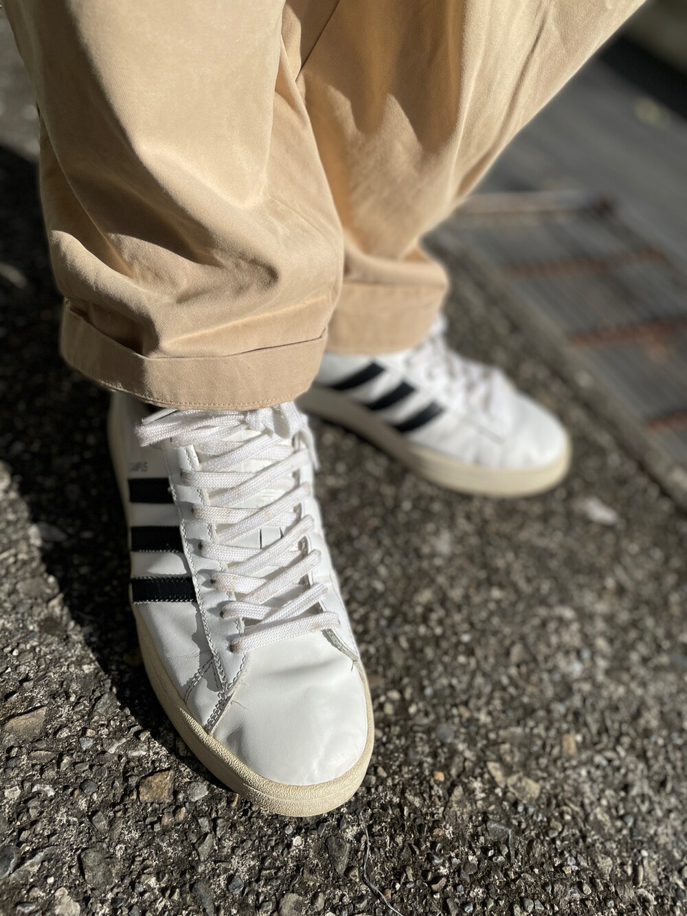 ホワイト系のスニーカー、ベージュ系のその他パンツ、ホワイト系のTシャツ/カットソーを着用したメンズの秋コーディネートの3枚目の写真