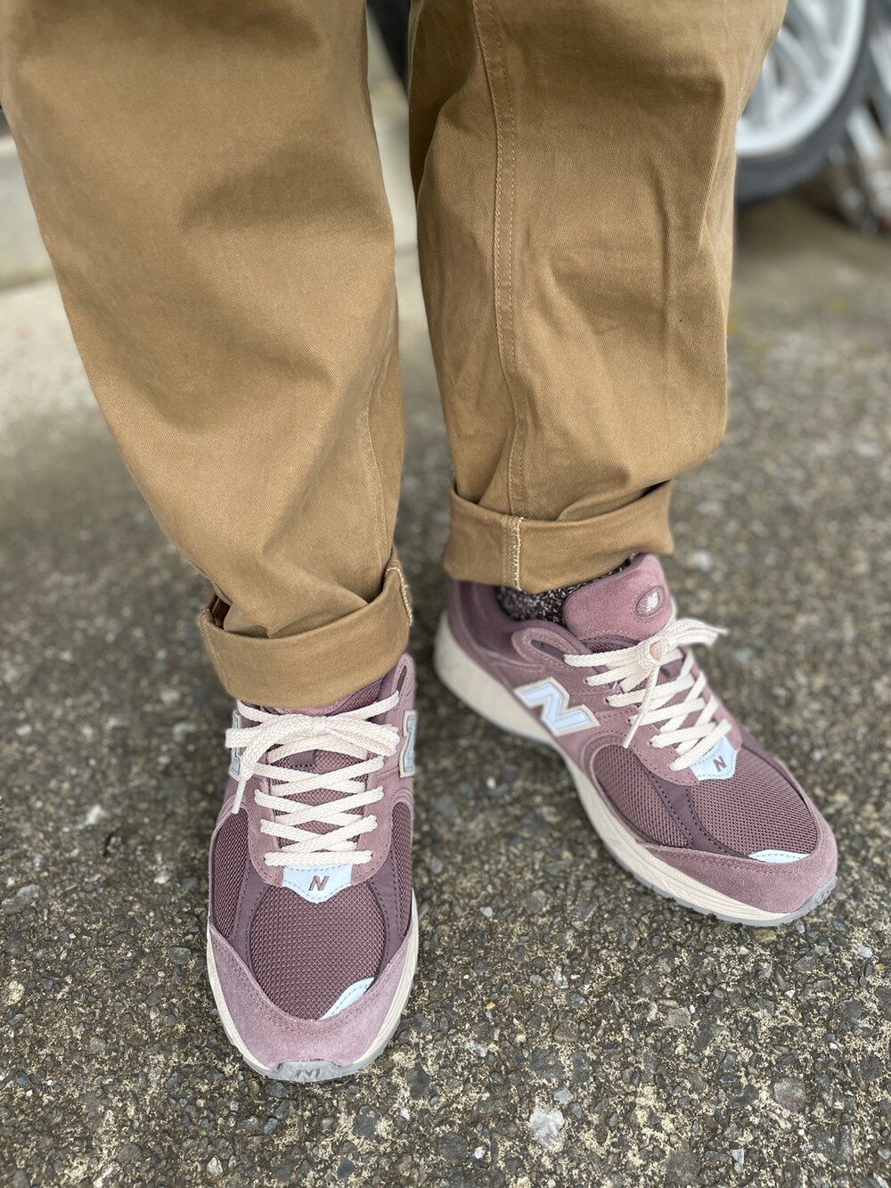 ブラウン系のスニーカー、ベージュ系のデニムパンツ、ベージュ系のTシャツ/カットソーを着用したメンズの春コーディネートの4枚目の写真
