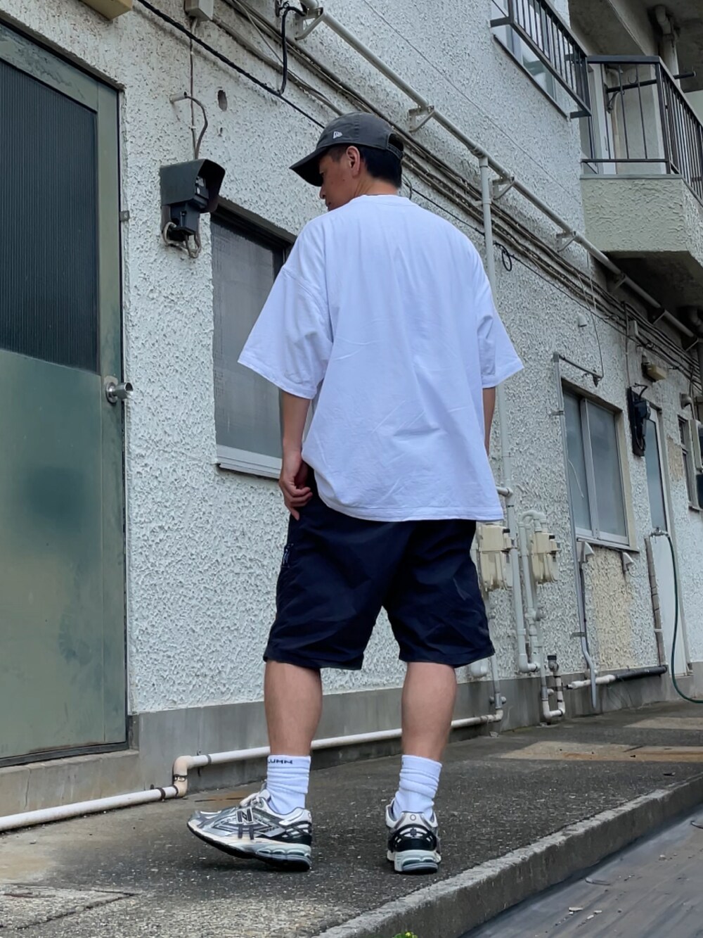 ブルー系のその他パンツ、ホワイト系のTシャツ/カットソー、ホワイト系のスニーカーを着用したメンズの夏コーディネートの2枚目の写真