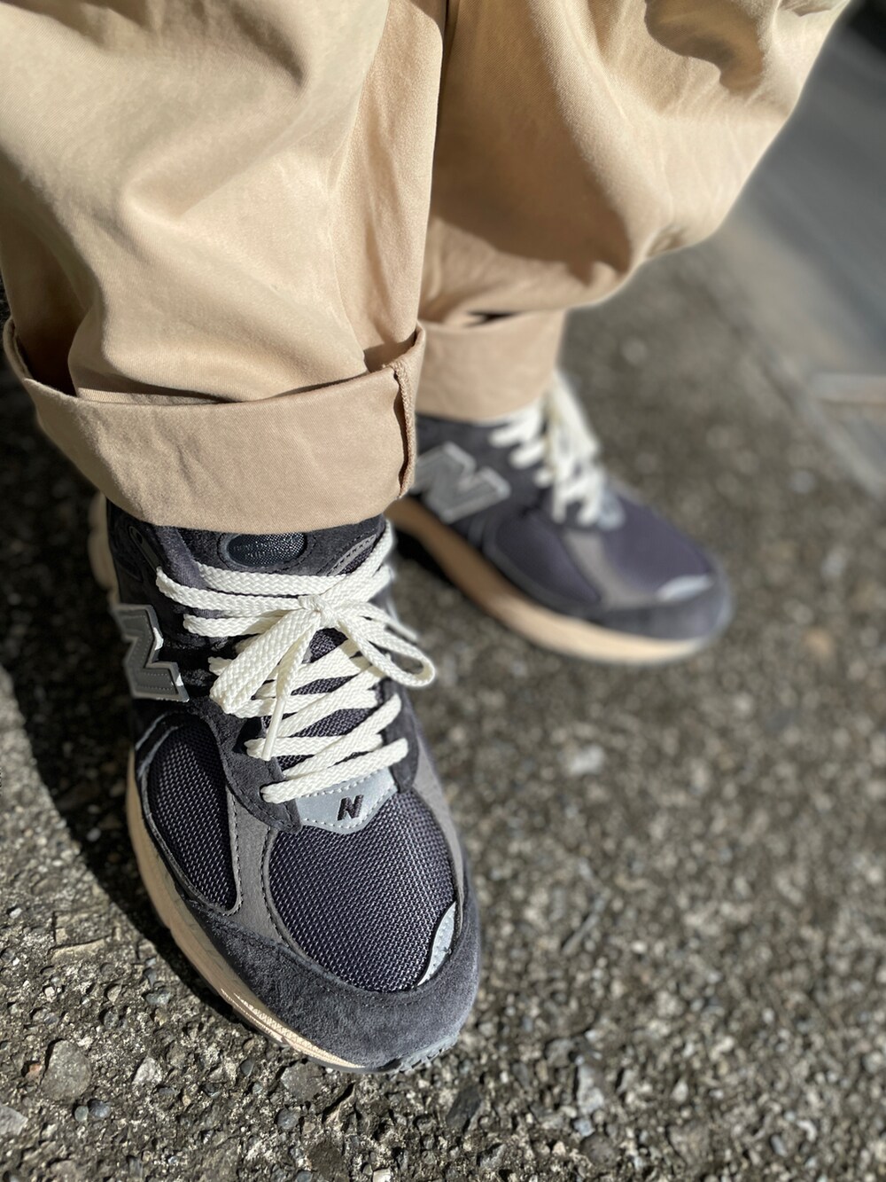 ブルー系のスニーカー、ベージュ系のその他パンツ、ブラック系のTシャツ/カットソーを着用したメンズの秋コーディネートの3枚目の写真