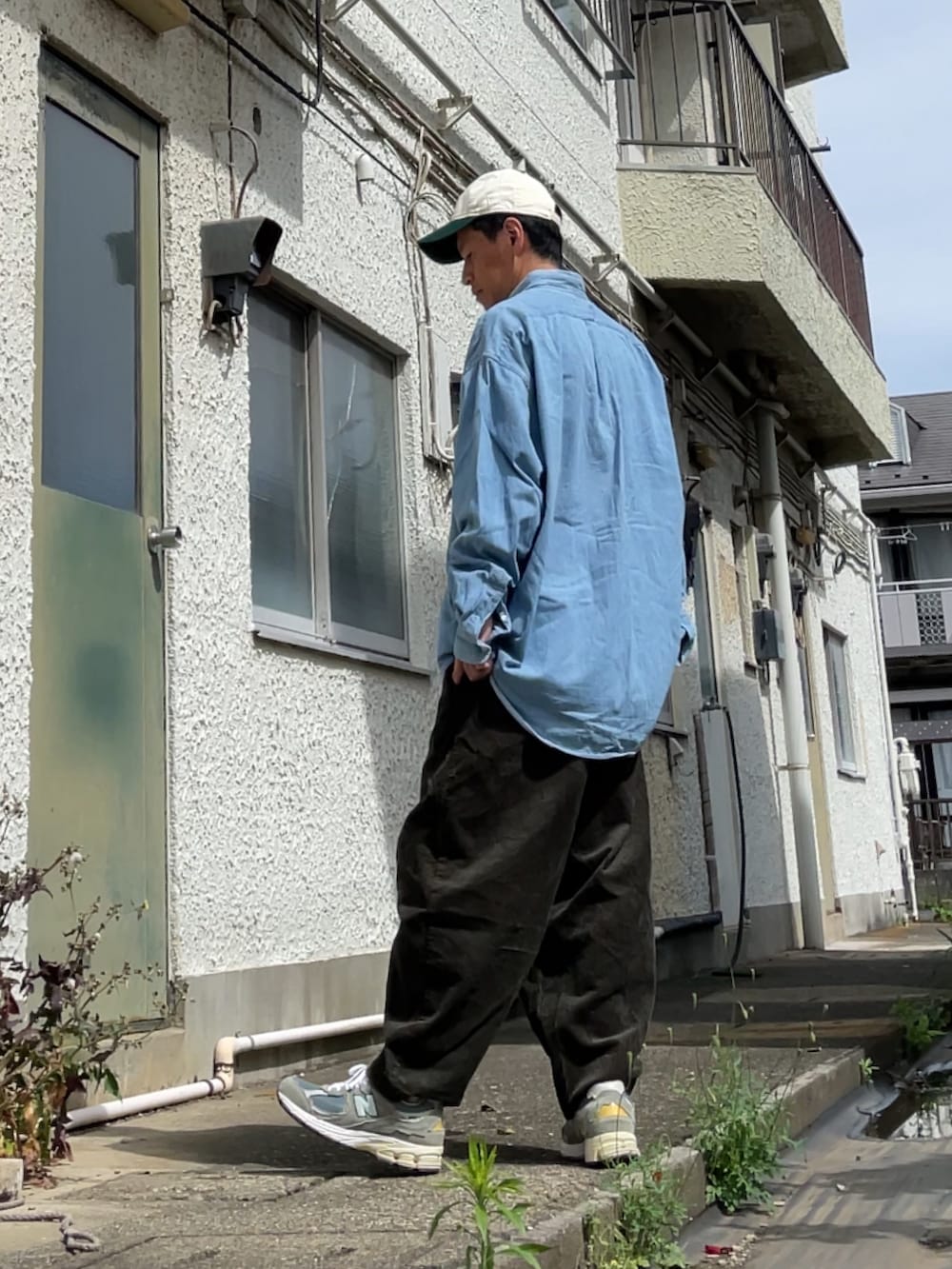 グレー系のスニーカー、グリーン系のその他パンツ、ブルー系のシャツ/ブラウスを着用したメンズの春コーディネートの2枚目の写真