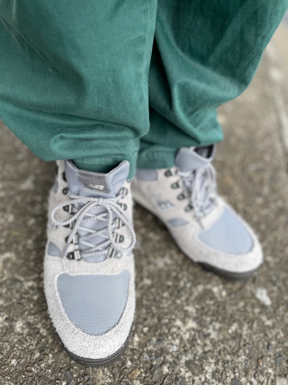 グレー系のブーツ、グリーン系のその他パンツ、グレー系のスウェットを着用したメンズの春コーディネートの3枚目の写真