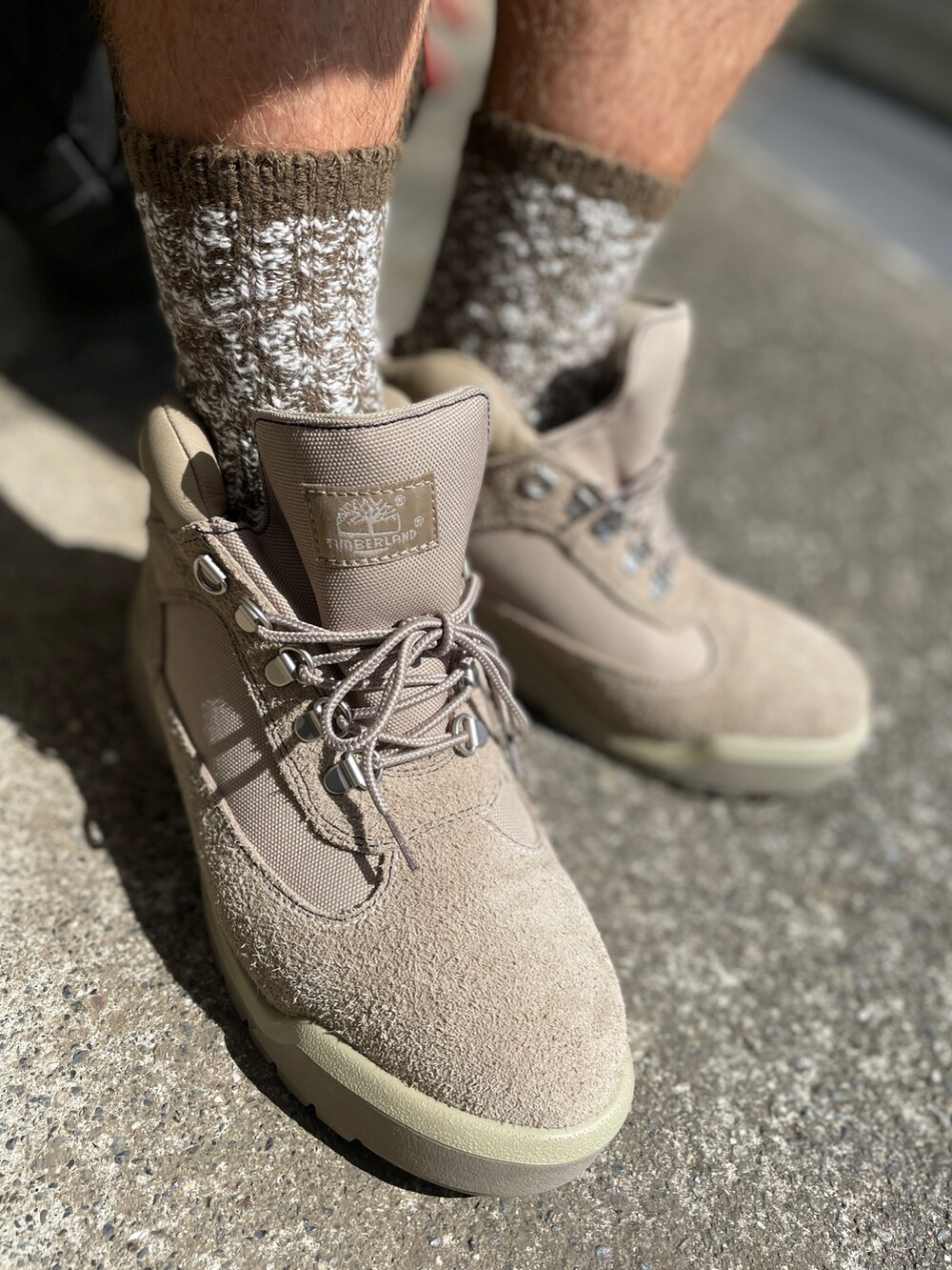 ベージュ系のブーツ、グリーン系のカーゴパンツ、ホワイト系のシャツ/ブラウスを着用したメンズの秋コーディネートの3枚目の写真