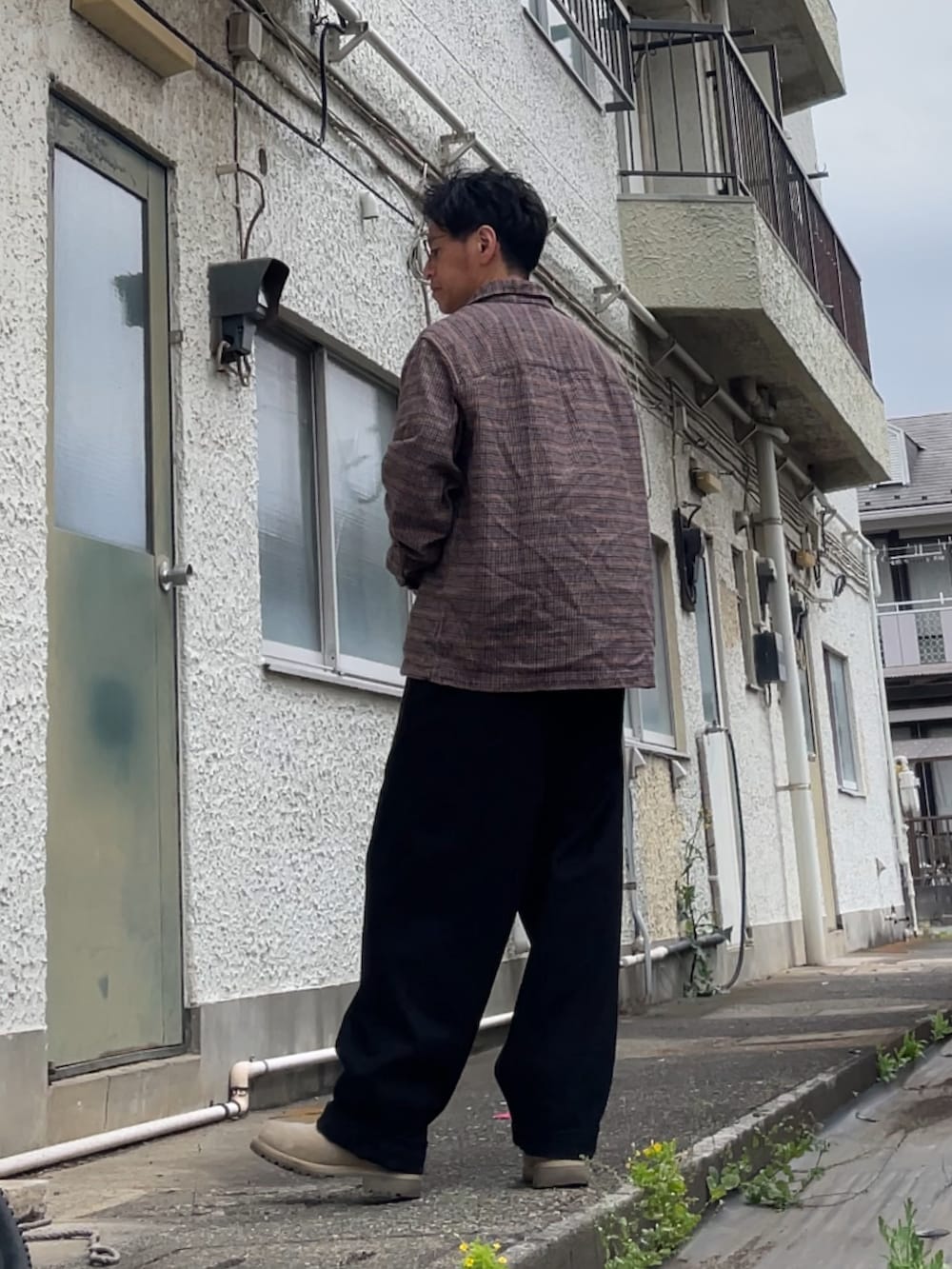 ブラウン系のシャツ/ブラウス、ブラック系のデニムパンツ、ベージュ系のブーツを着用したメンズの春コーディネートの2枚目の写真