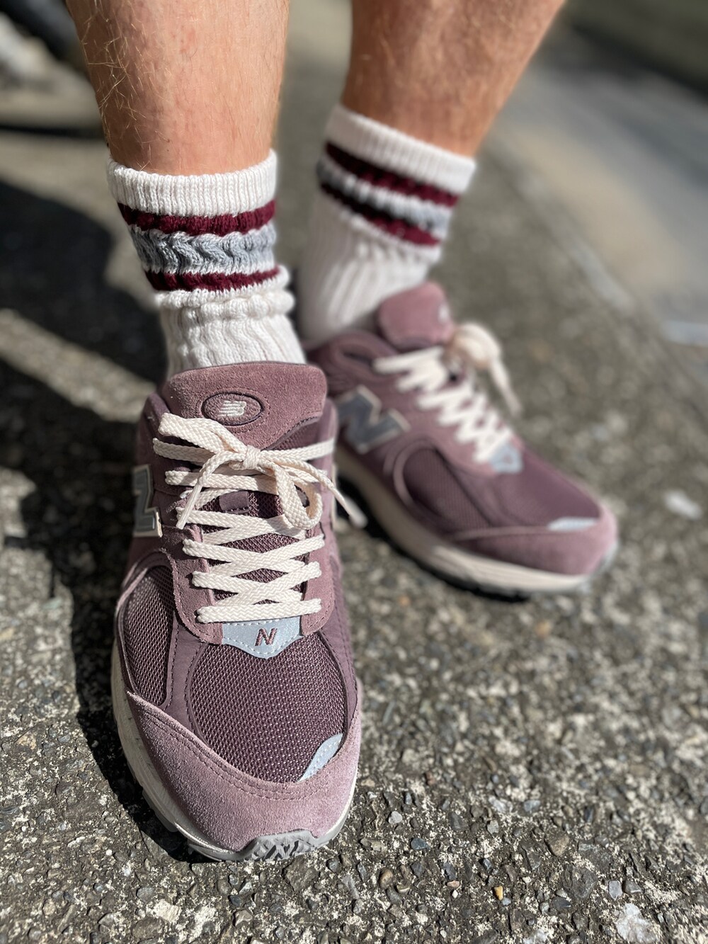 ブラウン系のスニーカー、ベージュ系のその他パンツ、グレー系のTシャツ/カットソーを着用したメンズの夏コーディネートの3枚目の写真