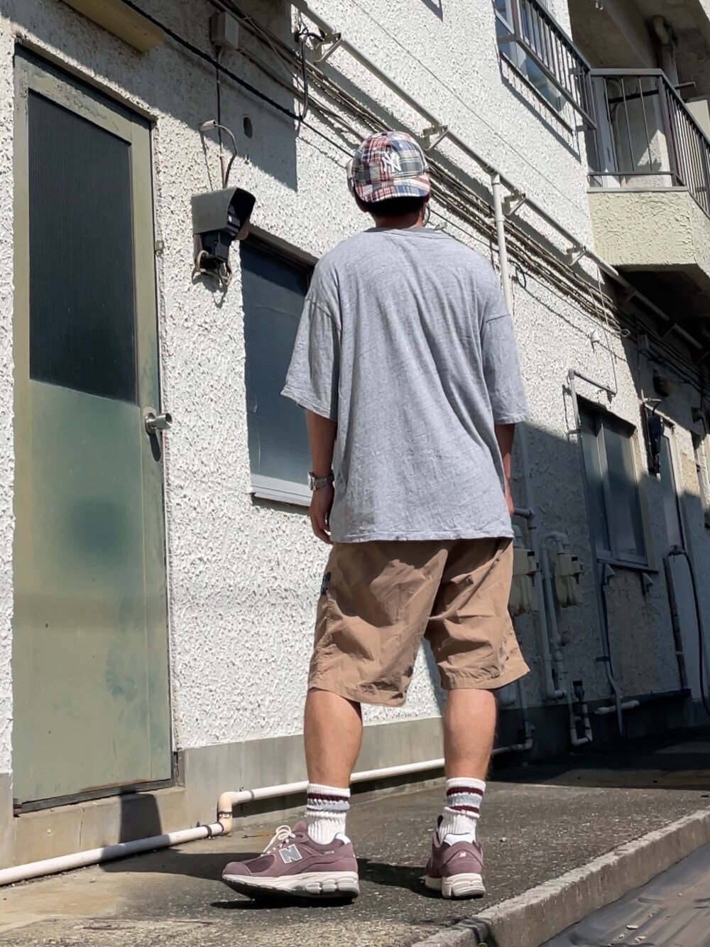 ブラウン系のスニーカー、ベージュ系のその他パンツ、グレー系のTシャツ/カットソーを着用したメンズの夏コーディネートの2枚目の写真