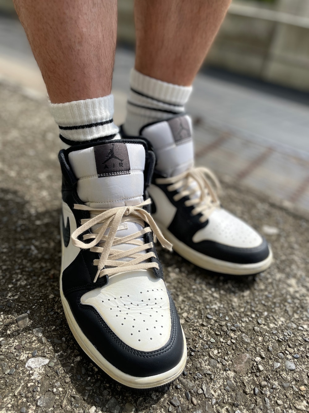 ホワイト系のスニーカー、グレー系のその他パンツ、グレー系のTシャツ/カットソーを着用したメンズの夏コーディネートの3枚目の写真